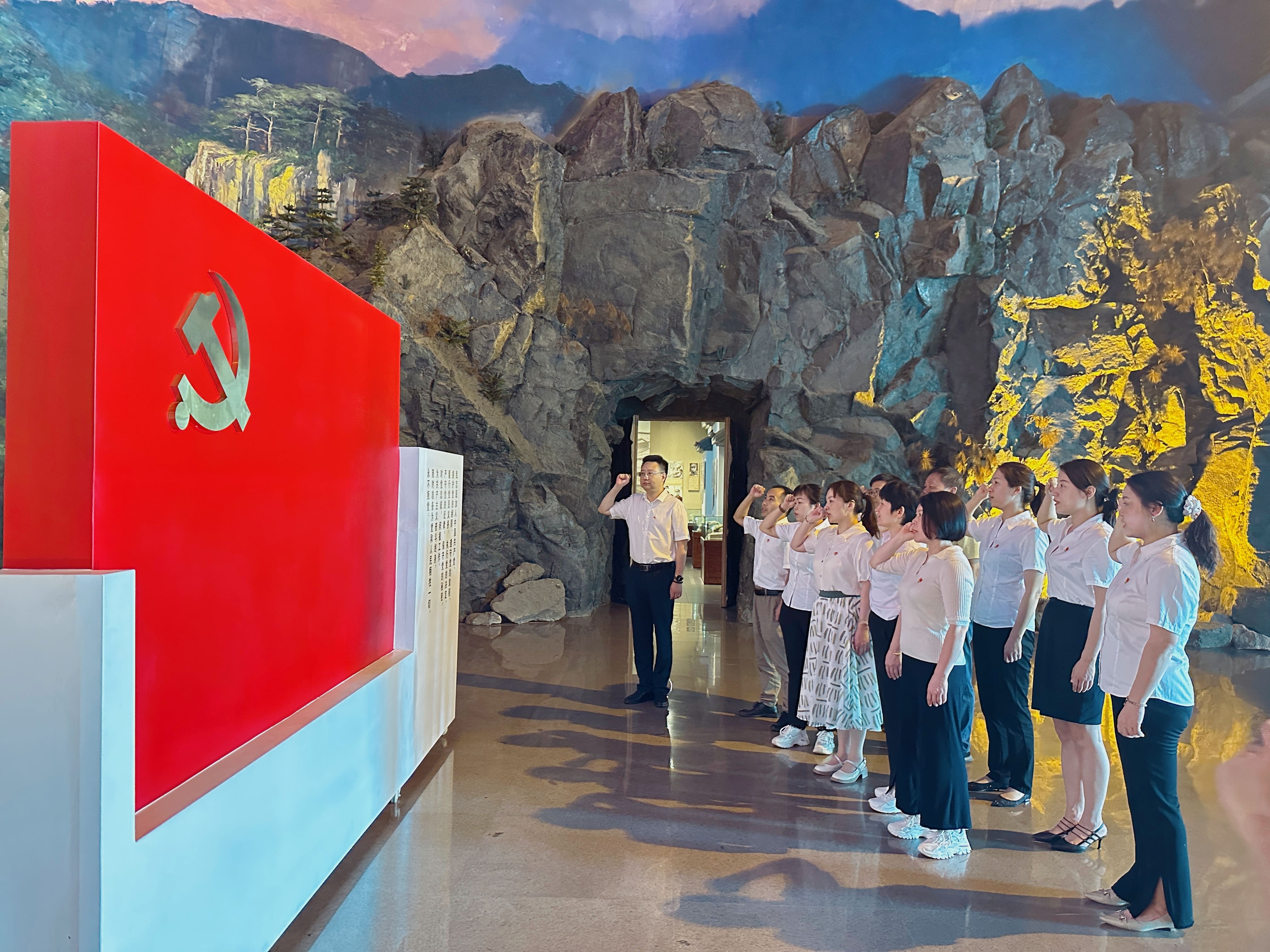 重温入党誓词-min.jpg 重温入党誓词-min.jpg