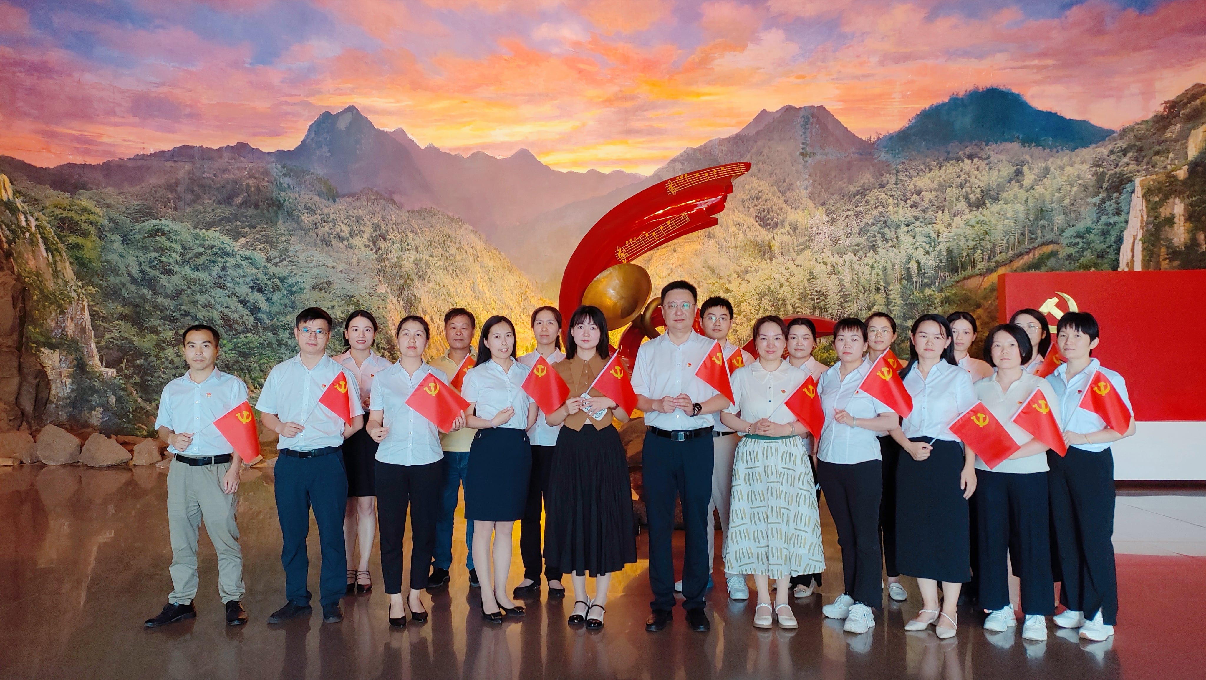 我与党旗合影-min.jpg 我与党旗合影-min.jpg