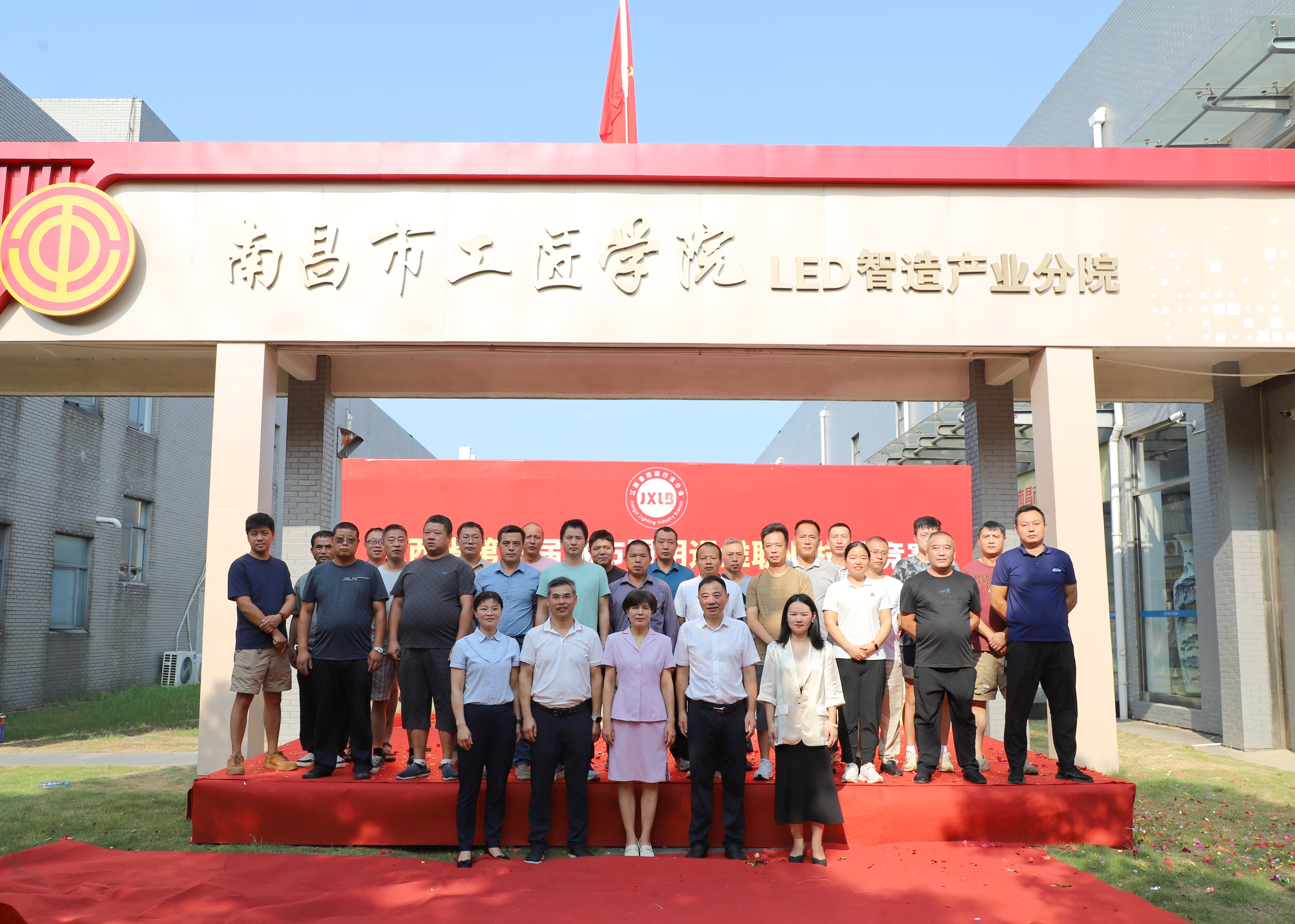 合影_副本.jpg 合影_副本.jpg